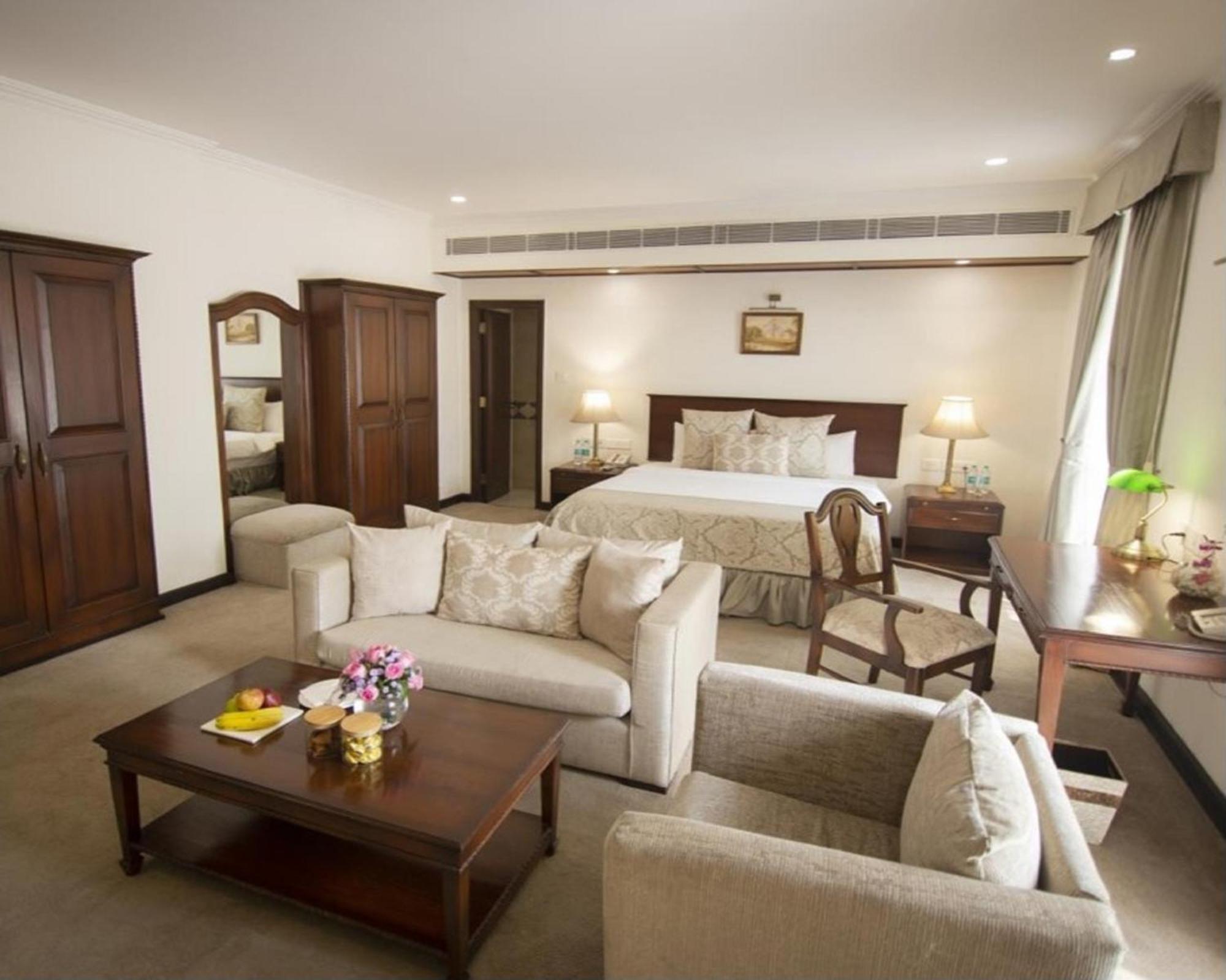 Ambassador, New Delhi - Ihcl Seleqtions Hotel Екстериор снимка A suite at the Taj Bengal