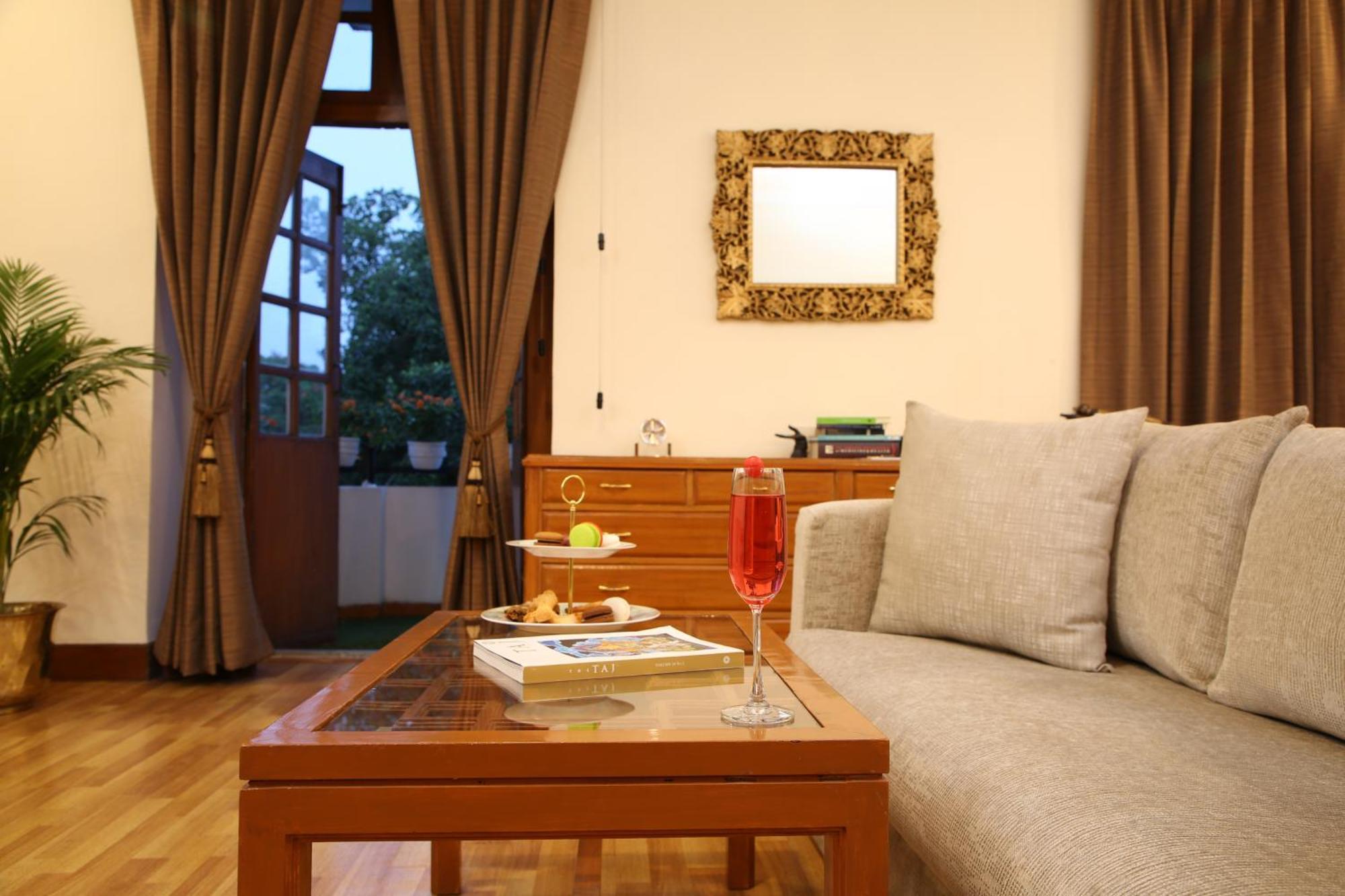 Ambassador, New Delhi - Ihcl Seleqtions Hotel Екстериор снимка A living room